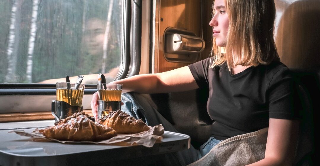 Prowiant na podróż pociągiem. Pomysły na kanapki, wytrawne muffiny i przekąski bez sztućców